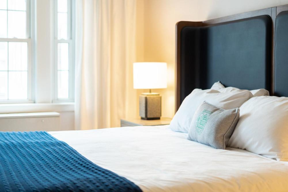 Classic King Room with Campus View interior